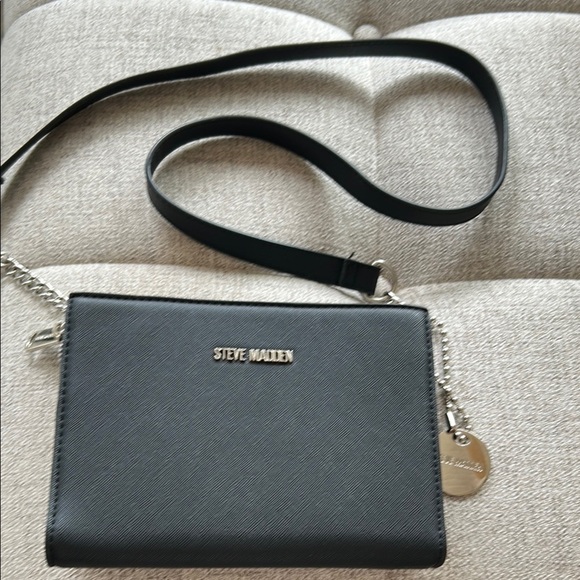 Steve Madden black crossbody leather wallet with silver hardware chain - Picture 9 of 9